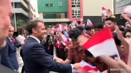 Macron a Giacarta, selfie con gli studenti indonesiani