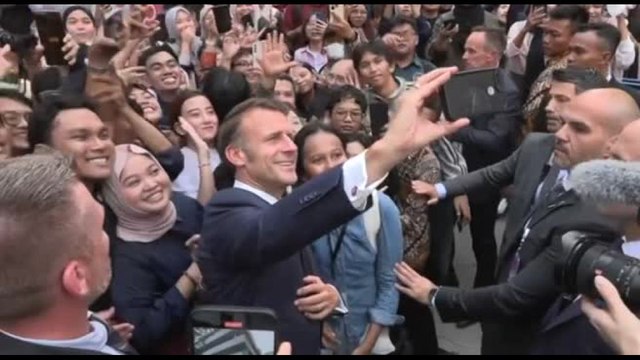 Macron a Giacarta, selfie con gli studenti indonesiani