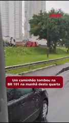 Caminhão tomba e BR 101 tem fila de mais de 12 km no sentido Porto Alegre