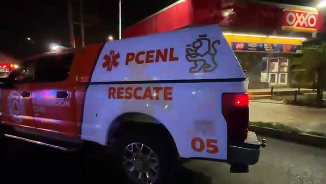 Conductor cae con todo y vehículo de paso a desnivel en Monterrey