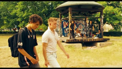 Con los pies en la tierra - Tráiler español