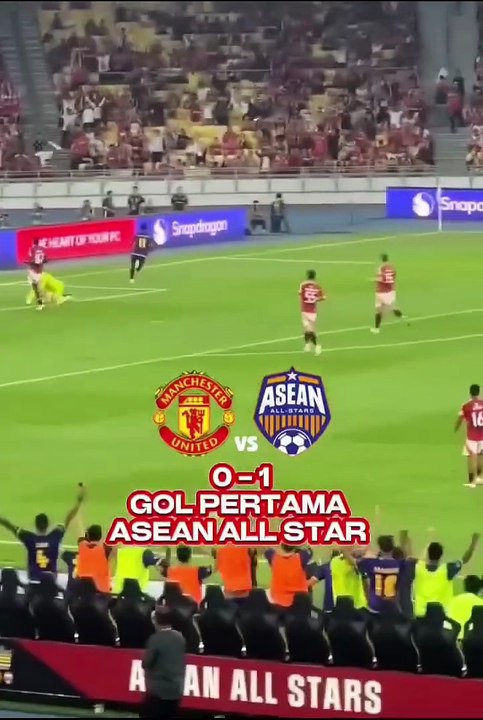 Historic Night in Kuala Lumpur! 🇲🇲⚽️ Maung Maung Lwin stuns Manchester United with a brilliant winner as the ASEAN All-Stars secure a 1-0 victory. A proud moment for Southeast Asian football! 🔥👏