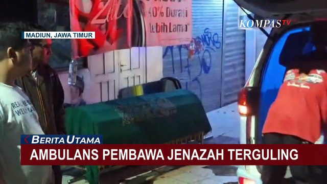 Ambulans Pembawa Jenazah Terguling Setelah Tabrak Separator Jalan