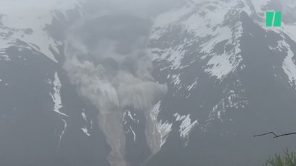 El momento en el que un glaciar cae y sepulta un pueblo en Suiza