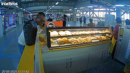 Mão Leve: Homem furta celular de quiosque em estação de metrô