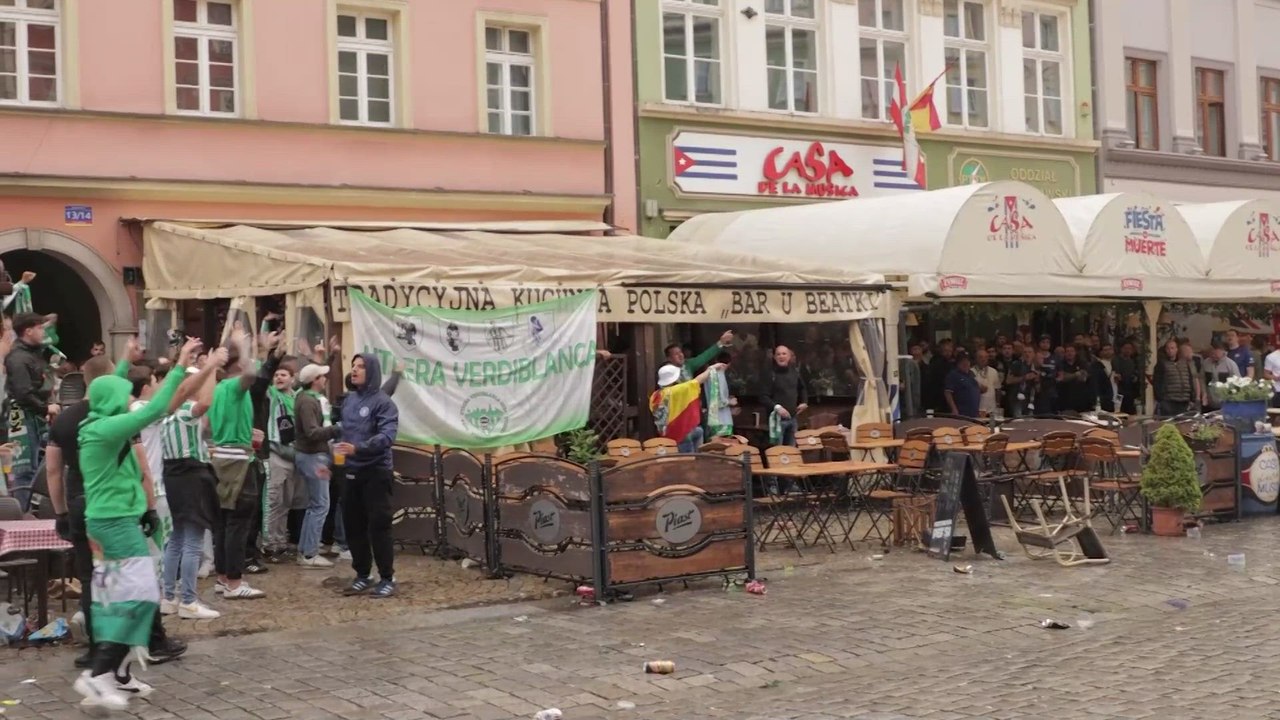 Altercados entre aficionados de Betis y Chelsea en la previa de la final de la Conference League