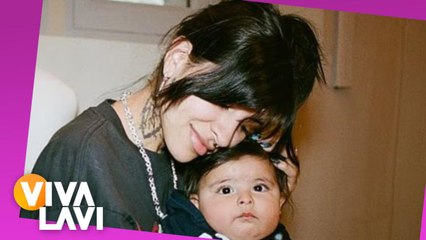 Cazzu llega a México con su hija Inti