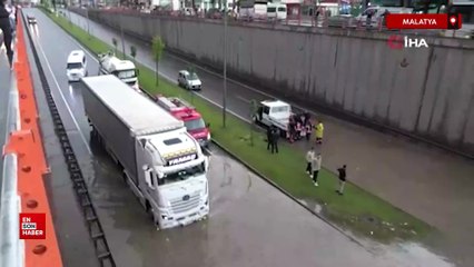 Malatya'da şiddetli sağanak: Yollar göle döndü
