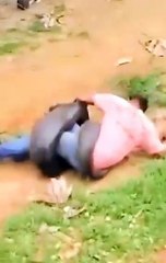 SEORANG PRIA BERUSAHA KELUAR DARI LILITAN ULAR