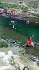 LAGI ASIK MANDI KOK ADA YANG IKUT MANDI