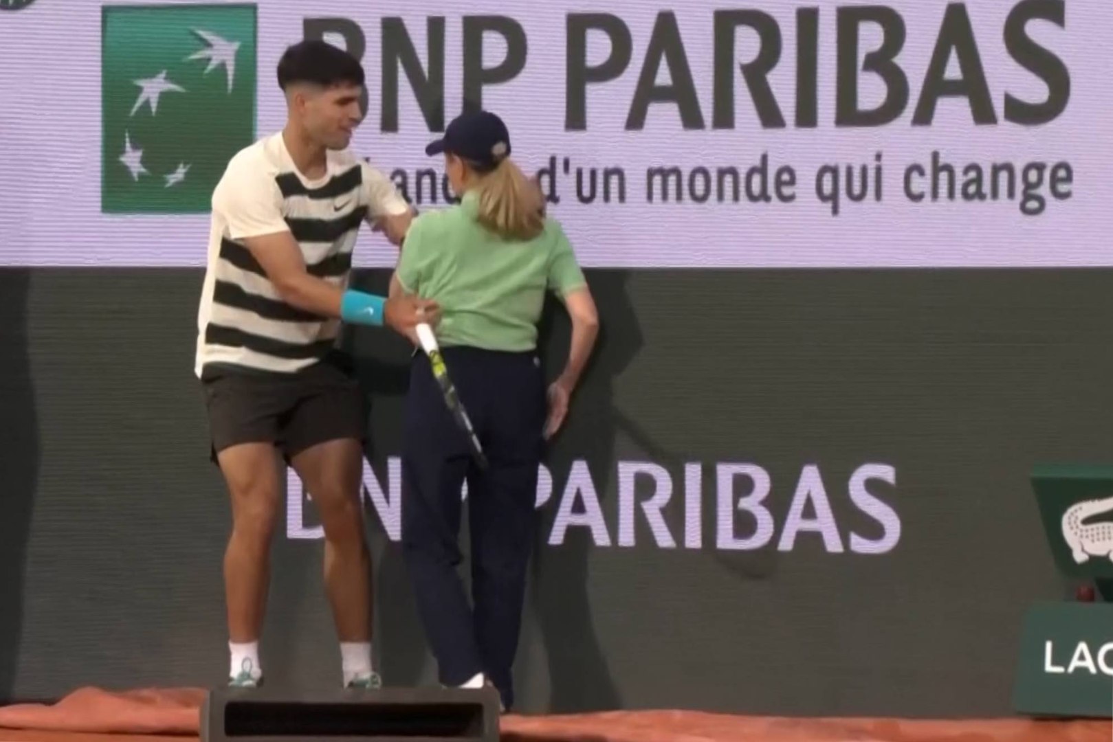 El detallazo de Alcaraz con una juez de línea tras un duro choque de  espaldas - MarcaTV