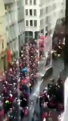 Un conducteur a foncé sur la foule à Liverpool durant une célébration pour la victoire du club en championnat. Plusieurs blessés signalés.