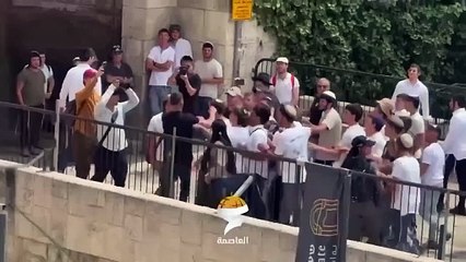 Un palestinien met en déroute une dizaine de colons israéliens qui ont tenté de l’attaquer lors de la célébration de la conquête de Jérusalem après la guerre de 1967.
