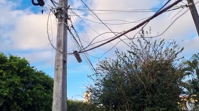 Fio caído, perigo na via: condutores devem redobrar a atenção ao passarem pela Rua Maranhão