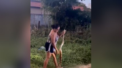 "Lá ela" Mulher captura cobra com as mãos e viraliza nas redes sociais
