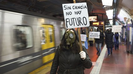 Científicos protestan contra Javier Milei