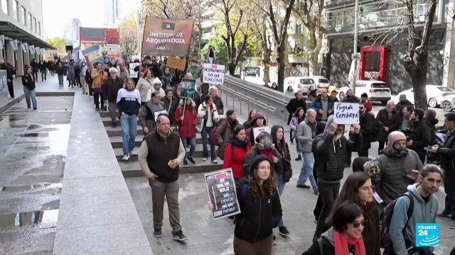 Sin ciencia no hay futuro : científicos argentinos protestan contra recortes de Milei