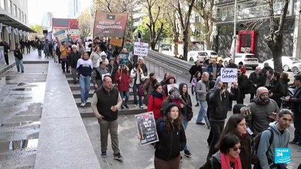 "Sin ciencia no hay futuro": científicos argentinos protestan contra recortes de Milei