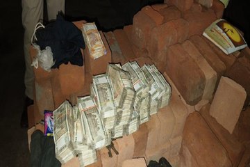 ईंटों के ढेर में मिला पैसे चोरी के पैसे