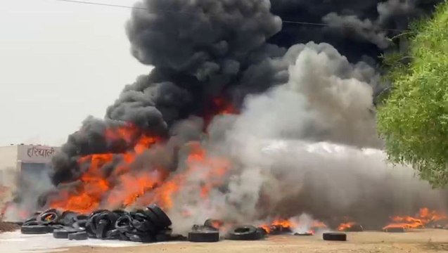 टायरों से भरे ट्रेलर में लगी आग, जलकर खाक