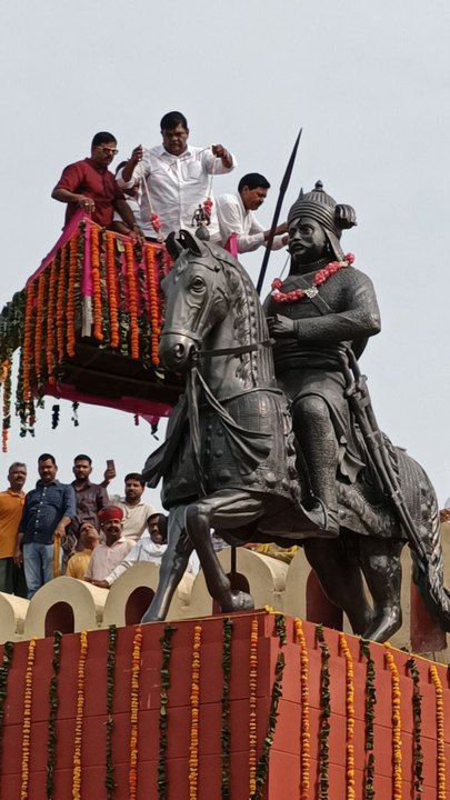 क्रेन की सहायता से वन मंत्री संजय शर्मा और भाजप...