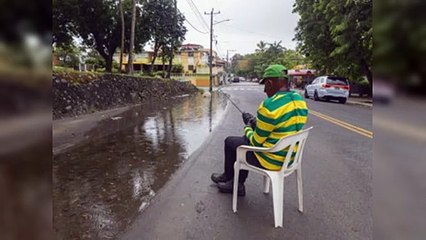 Charco en calle Jardines de Los Cerezos por filtrantes tapados