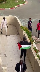 Katil Siyonistler hiçbir yerde istenmiyor Senegalli Öğrenciler İsrail Büyükelçisini Okuldan Kovdu