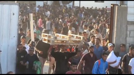 Gaza, migliaia prendono d'assalto il deposito di cibo dell'Onu