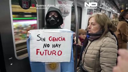 Scienziati in Argentina marciano contro i tagli di Milei al budget per la ricerca