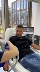 أحمد سعد يزيل التاتو من يده