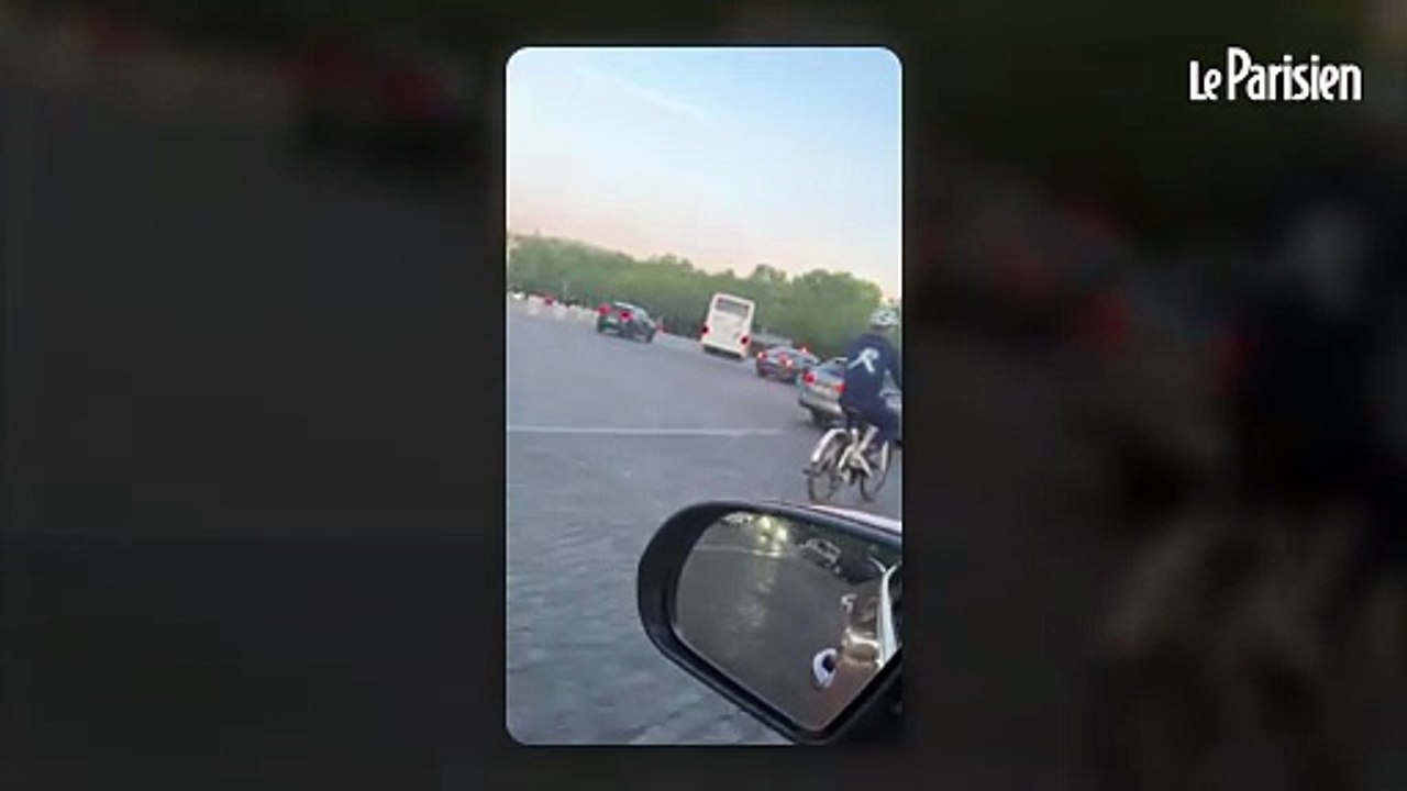 Novak Djokovic se balade à vélo place de l'Étoile, la veille de son match contre Moutet