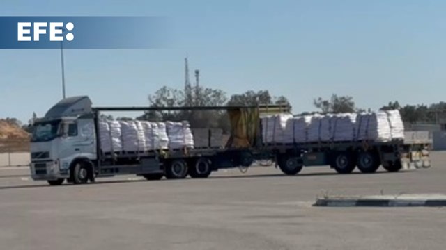 Camiones con ayuda humanitaria esperan en la frontera de Israel su paso hacia Gaza