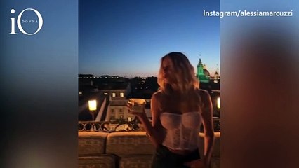 Corsetto in pizzo e jeans: il look sexy chic di Alessia Marcuzzi per una serata romana