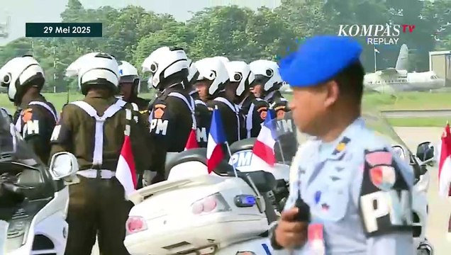 Momen Presiden Prancis Macron Berfoto dengan Pengawal Polisi Militer Saat Berangkat ke Yogyakarta