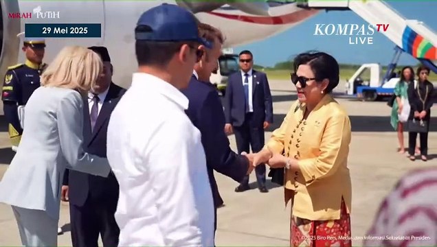 Presiden Prancis Macron Tiba di Yogyakarta: Disambut Prabowo, Pilih Jalan Kaki ke Gedung Bandara