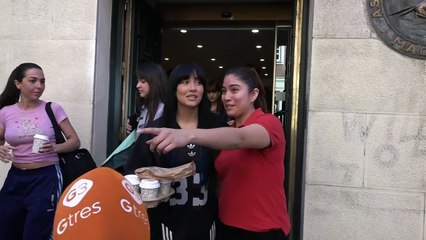 Aitana responde a las críticas con cafés y dulces para la prensa