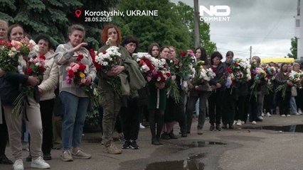 NO COMMENT: Una familia entierra a sus 3 niños tras un mortal ataque ruso