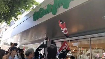 La policia se situa davant de les portes d'un Corte Inglés durant la vaga per la gota freda