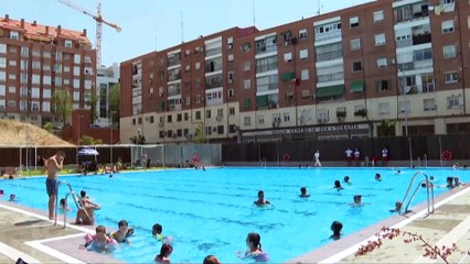 Sanidad prohibirá fumar en vehículos laborales, piscinas, campus y exteriores de salas de ocio