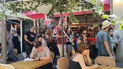 La manifestació avança pel carrer de Sant Vicent