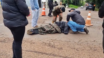 Homem fica ferido após colisão entre carro e moto ao lado do Zoológico de Cascavel