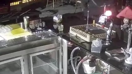 Man sets himself on fire during botched arson attempt at restaurant