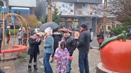 Turistas celebram neve em SC