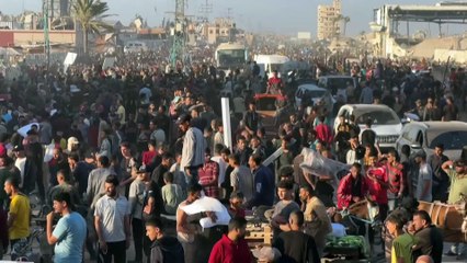 Veja o momento em que pessoas famintas invadem armazém da ONU em Gaza