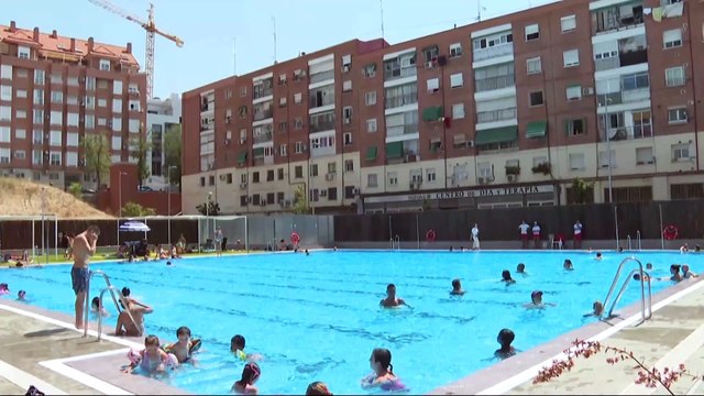 Sanidad prohibirá fumar en vehículos laborales, piscinas, campus y exteriores de salas de ocio