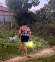 Mulher pega cobra com as próprias mãos e viraliza: "A cobra é que deve ter medo"