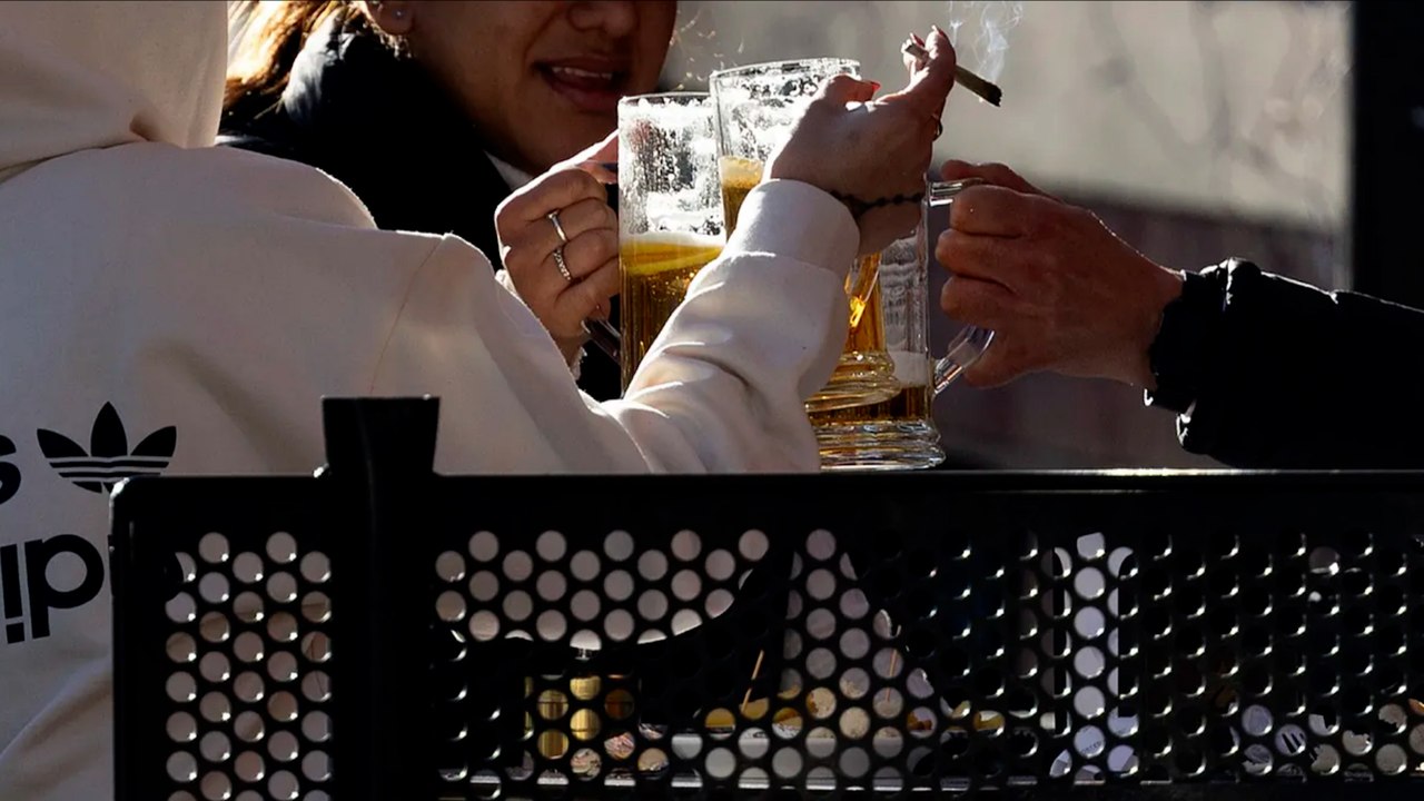 Sanidad prohibirá fumar en coches de uso laboral, piscinas públicas y campus