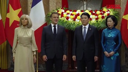 Macron e Brigitte in visita ufficiale in Vietnam, la premi?re dame sembra tesa