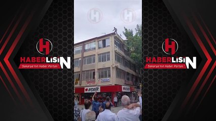 Sakarya şehir merkezinde kokulu anlar! Çatıya çıktı...