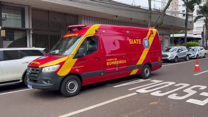 Motociclista bate contra carro e árvore em acidente na Rua Mato Grosso